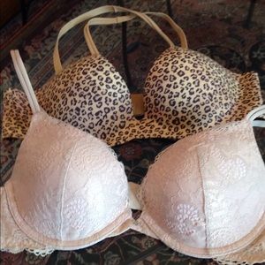 2x Victoria's Secret bras 36B and 34B